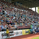 Zaplněná hlavní tribuna.