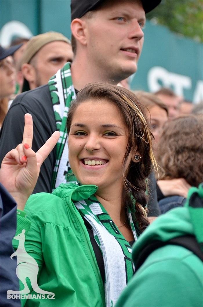 DĚNÍ NA TRIBUNÁCH: Bohemians - Hradec