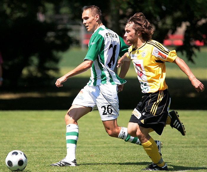 Vlasta Karal uniká soupeři.