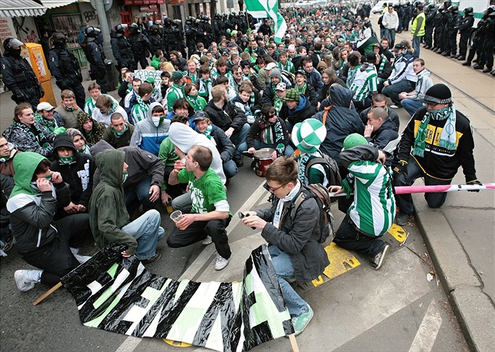 Před začátkem pochodu na derby