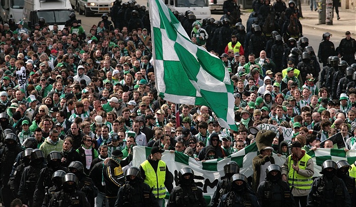 Zelenobílá vlna se valí Vršovickou ulicí