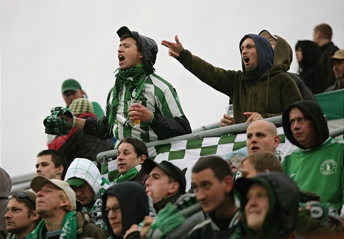 Ti nejoddanější, ale kvůli těm se fotbal dle CTY nedělá. Majoritní akcionáři už se těší na skyboxy v Edenu, tam přeci jen neprší. A hlavně je tam nebudou rušit fanoušci svým chorály a pokřiky.
