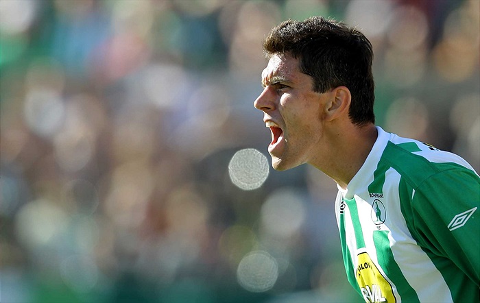 Pavel Lukáš organizuje obranu.