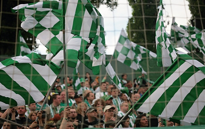 Nad stadiónem vlajky vlají