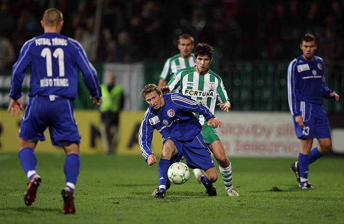 Adam se snaží dostat k míči.