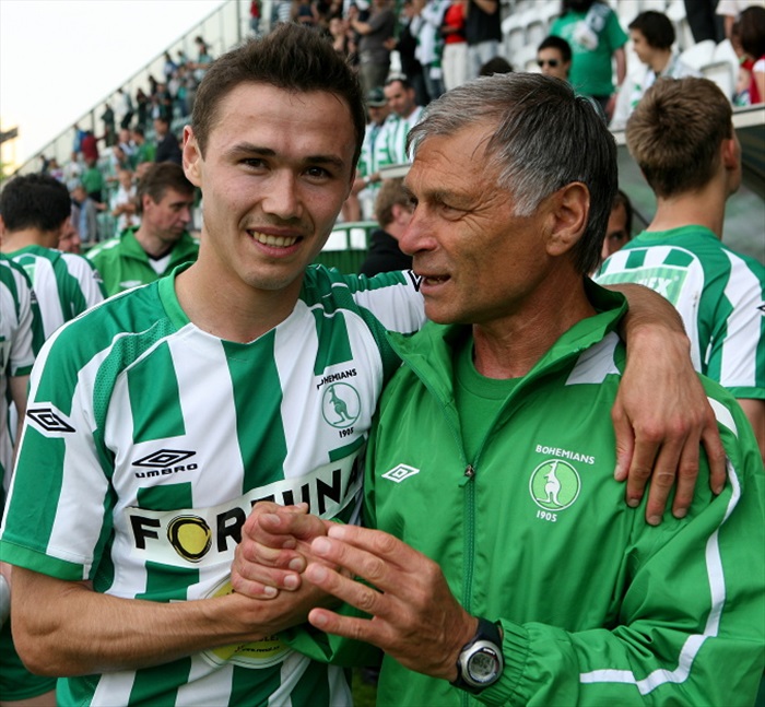 Aziz a Venca Hradecký v pozápasovém objetí.