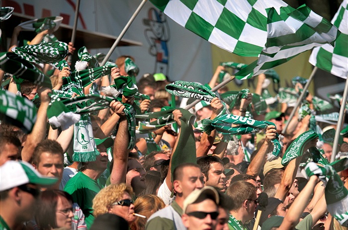 Plný kotel fanoušků.