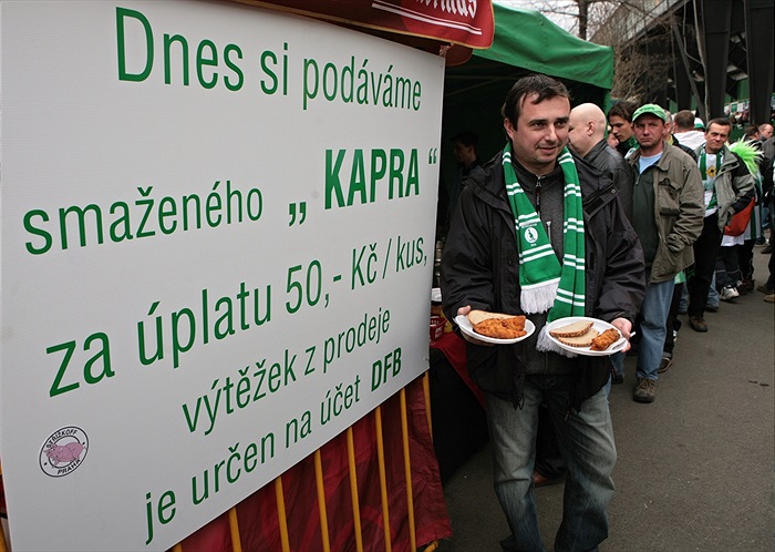 O smaženého kapra byl enormní zájem, výtěžek z prodje šel na účet DFB