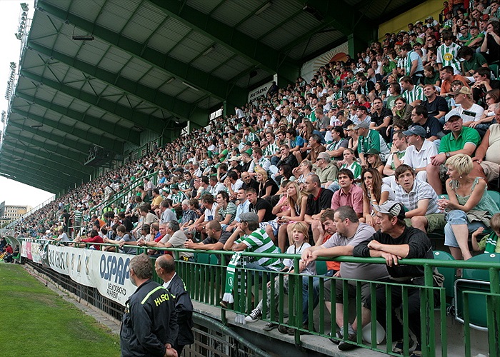 Zaplněná hlavní tribuna