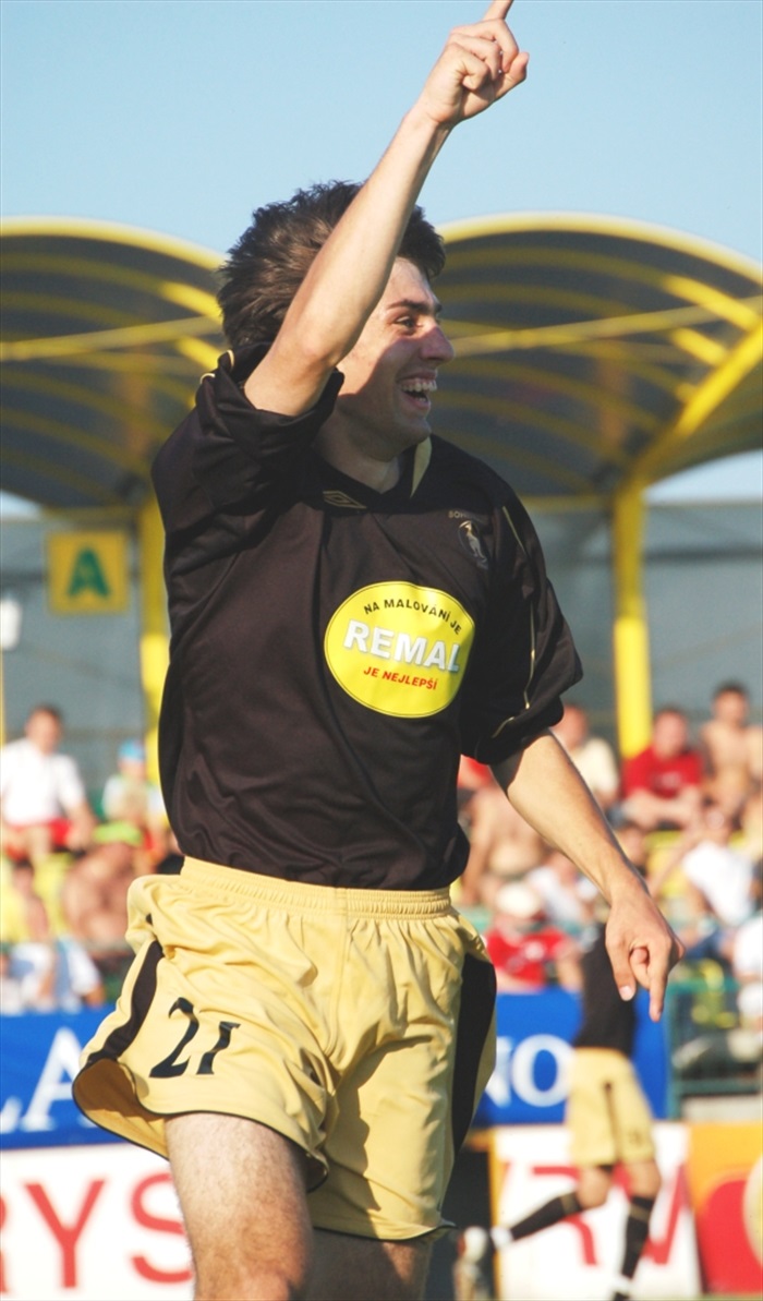 Jan Morávek se raduje ze třetího gólu.