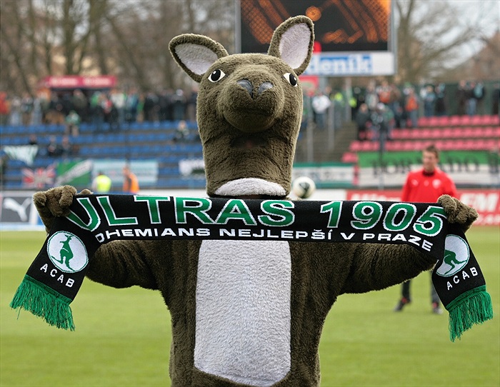 Lombardos jako maskot s šálou Ultras