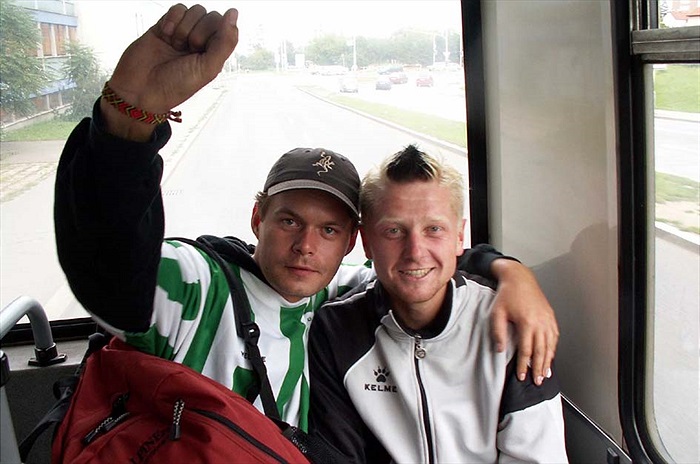 Náhodná setkání - fanoušek Priessnitz s fotbalistou Petrem Jirouškem v autobuse č. 124 při cestě ze zápasu.