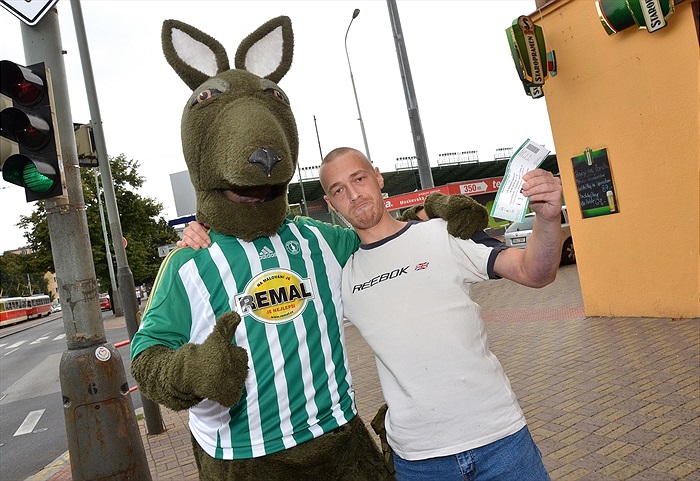 Klokan zval fanoušky ve Vršovicích na fotbal
