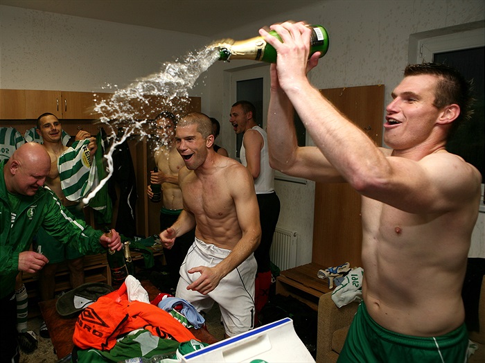 Šámpáňo teklo proudem.