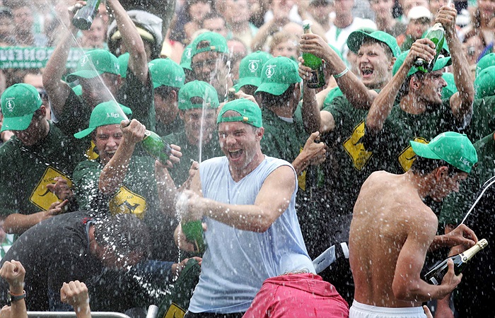 ĎOLÍČEK: Radek Sňozík jako velitel oslav.