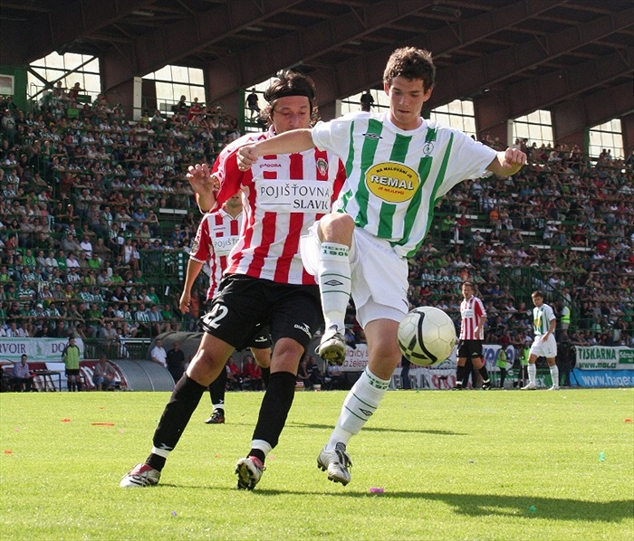 Bartkovo umění sleduje zaplněná tribuna.