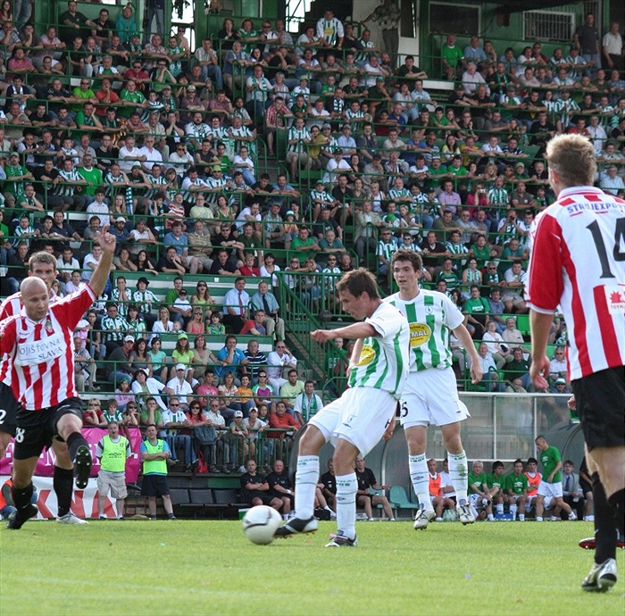 Jan Moravec se napřahuje a dává první gól.