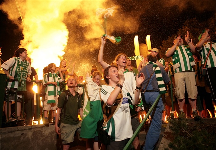 PO HFK V ĎOLÍČKU: Byla noc, trochu jsme si přisvítili. (foto: Dimír)