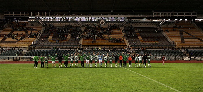 Děkovačka s hlavní tribunou.