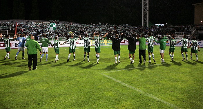 Hráči děkují fanouškům.