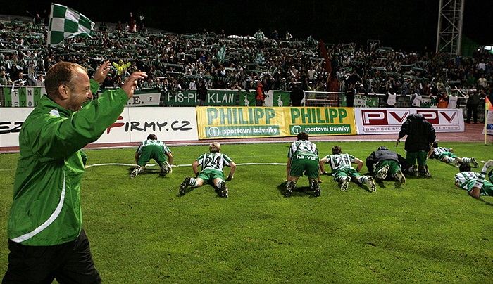 Hráči děkují fanouškům.