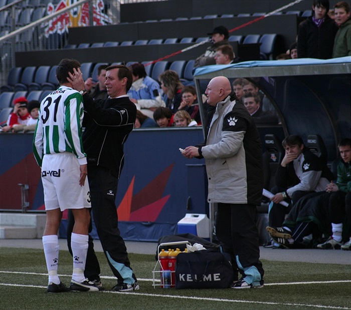 Bálek ošetřován u postranní čáry. (foto: Hanička)