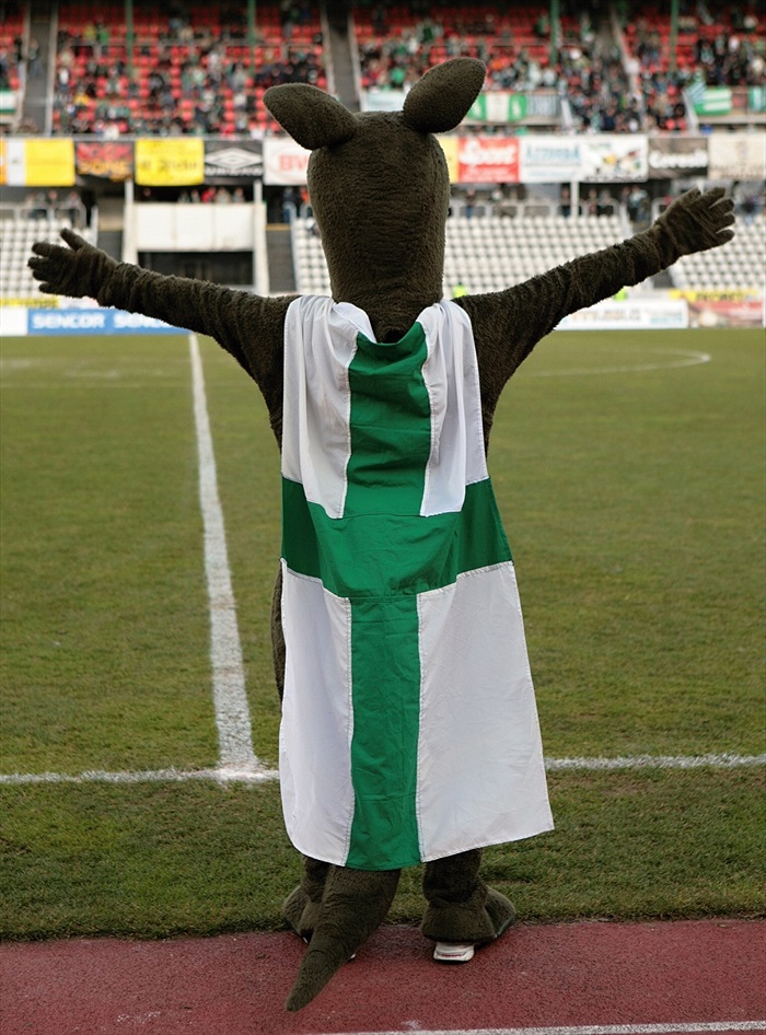 Klokan Lombardos před zápasem burcuje protější tribunu