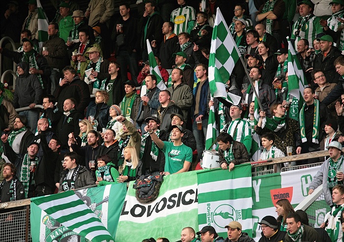 Kotel se tentokrát přestěhoval na protější tribunu strahovského stadionu