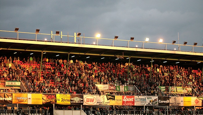 Sluncem zalitá tribuna strahovského stadionu