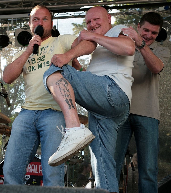 Vláďa Hric ukazuje svoji přítelkyni na noze.