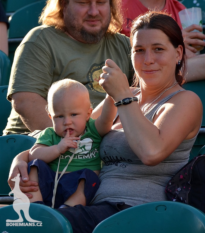 Dění na tribunách - Dětský den a utkání se Slovanem Bratislava