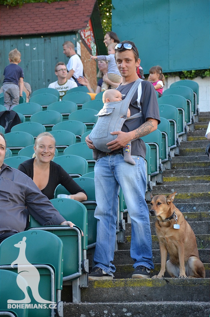 Dění na tribunách - Dětský den a utkání se Slovanem Bratislava