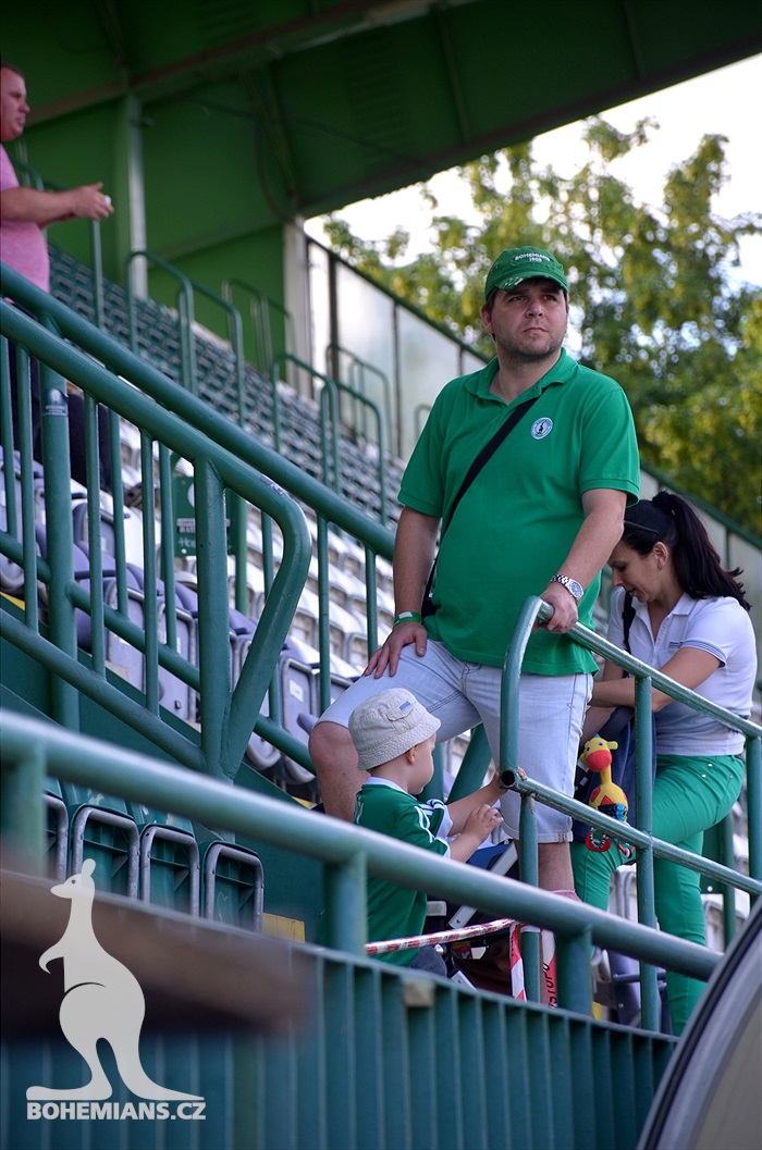 Dění na tribunách - Dětský den a utkání se Slovanem Bratislava