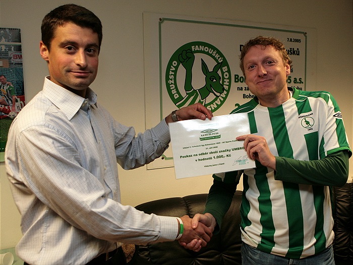 Projektový manažer Bohemians Pavel Landa předává cenu pro vylosovaného fanouška.
