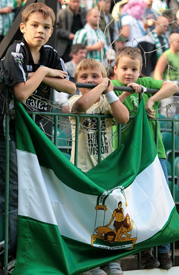 Děti byly i na plotech...