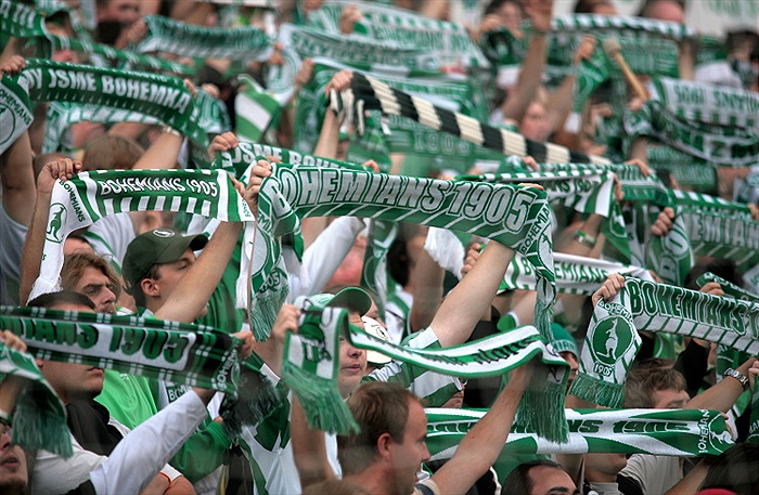 Přehlídka šál v kotli.