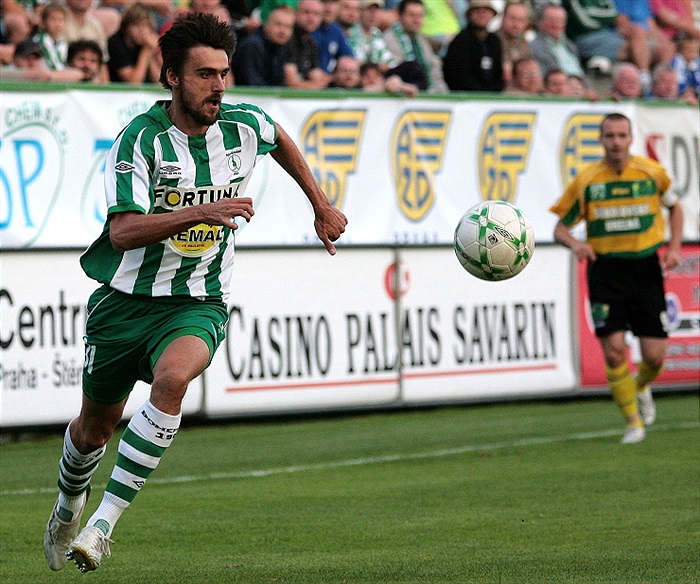 Bálek se řítí k brance.