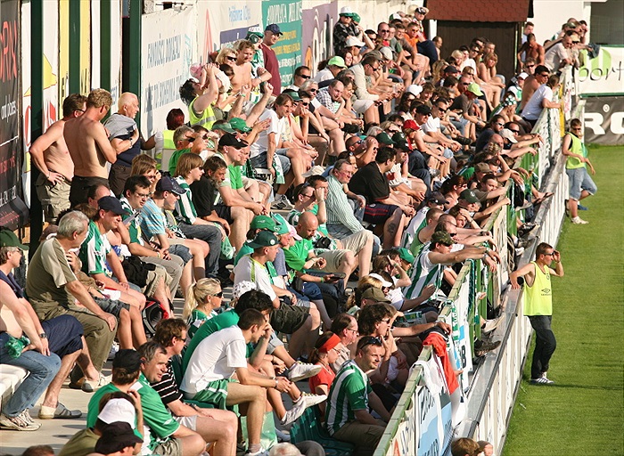 Tribuna u pošty byla také plná.