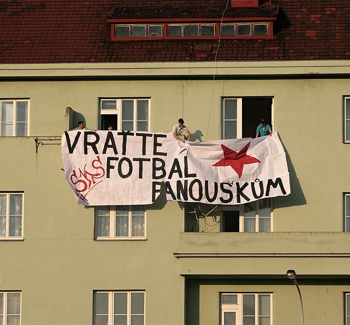 K oběma kotlům se přidali i fanoušci Slavie