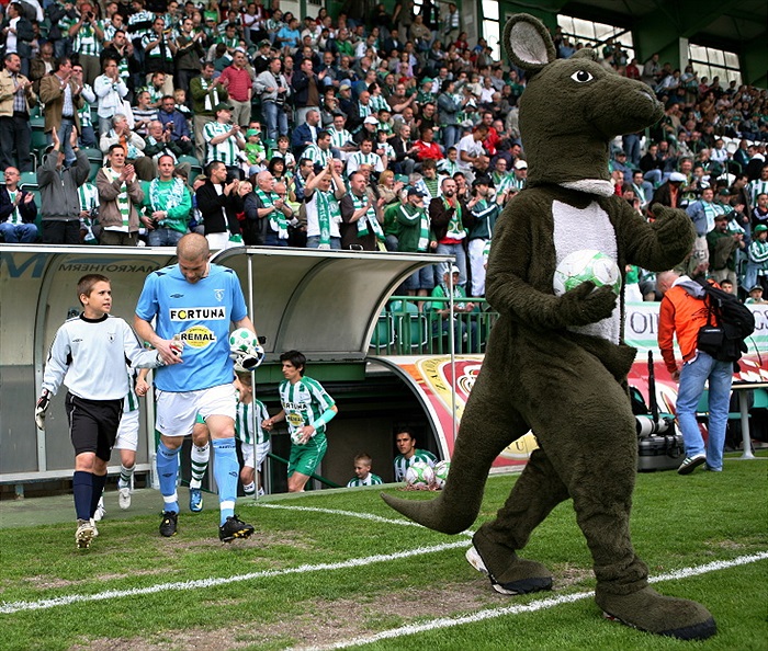 Klokan přivádí obě mužstva.