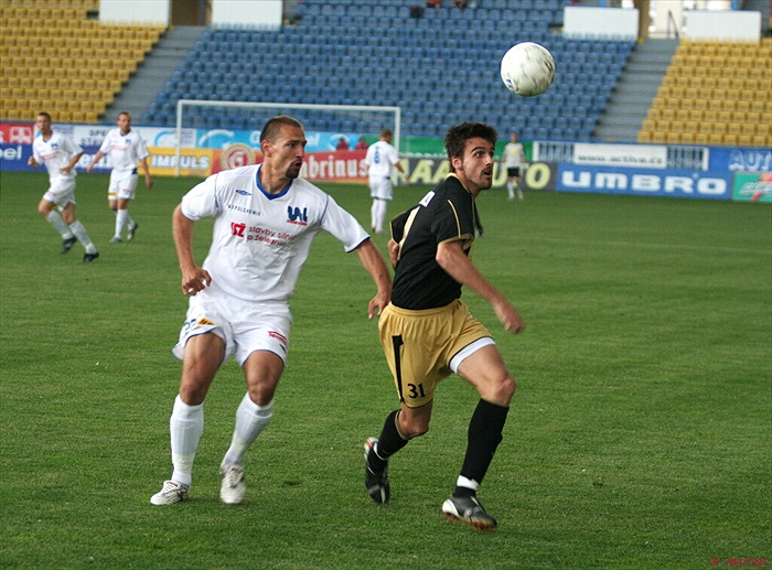 Za míčem se dere Vladimír Bálek.