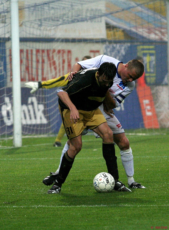 Vladimír Bálek si kryje míč.