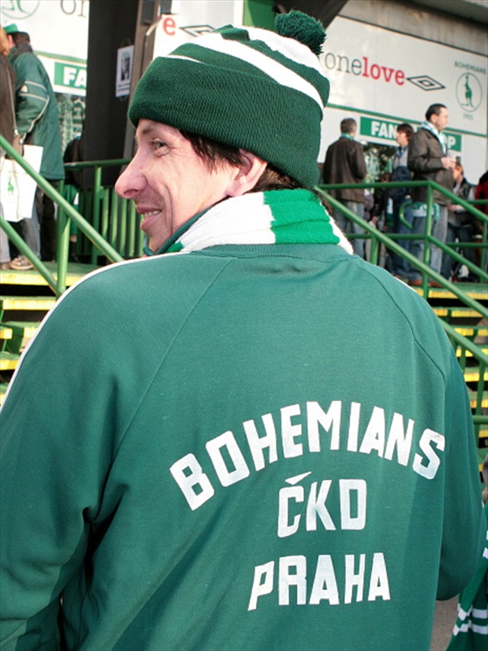 I sami fanoušci přišli v retro oblečení.