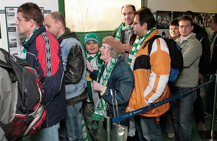 Nejstarší fanynka Bohemky paní Tichá na výstavě.