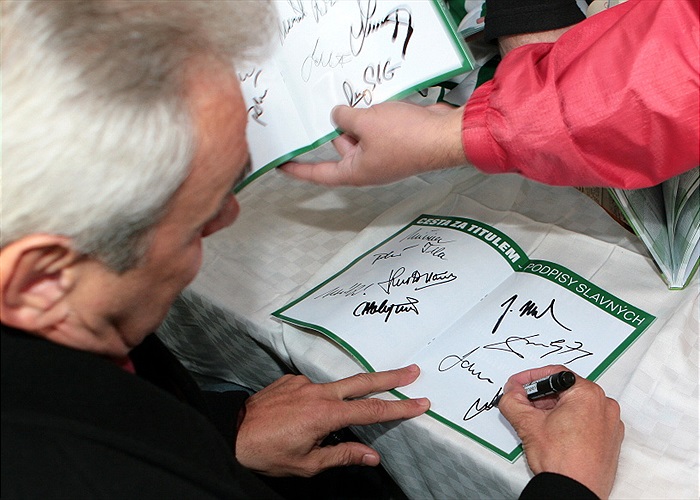 Mistři v obležení fanoušků při autogramiádě.