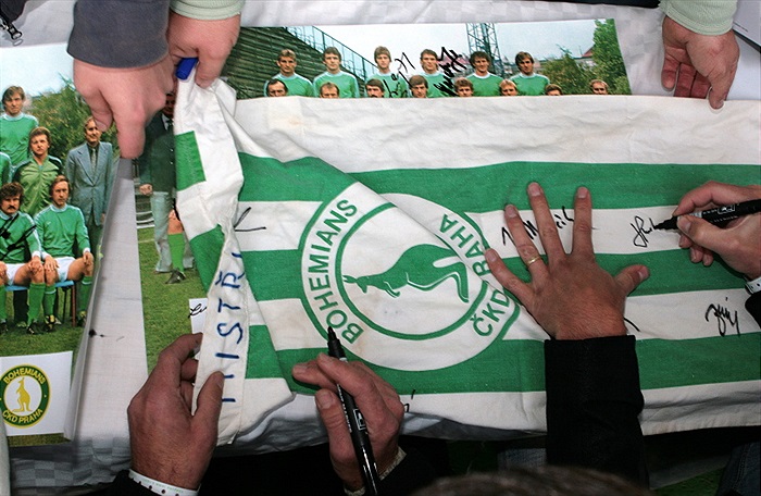 Mistři v obležení fanoušků při autogramiádě.