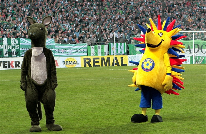 Klokan i Ježek na trávníku.