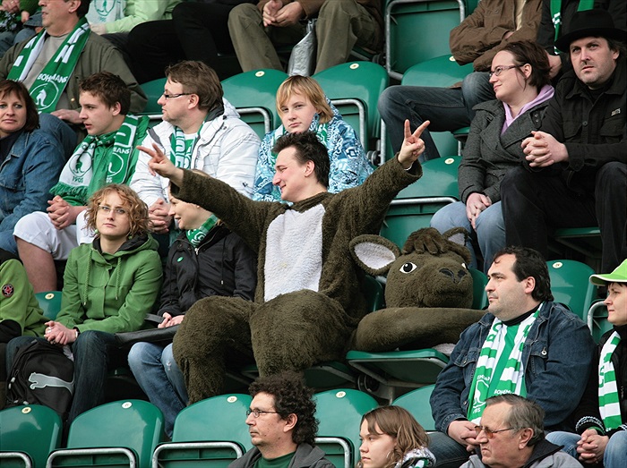 Klokan Lombardos během zápasu sedává na tribuně