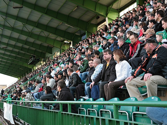 Zaplněná hlavní tribuna