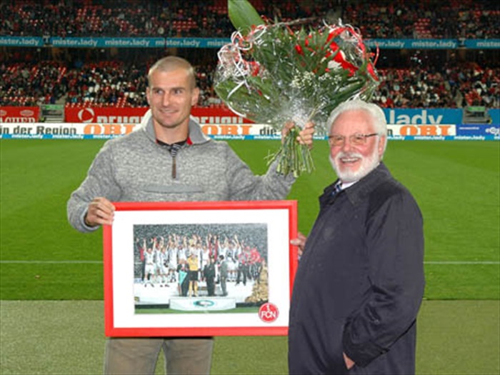 Marek Nikl přebírá památeční foto po vítězství v poháru